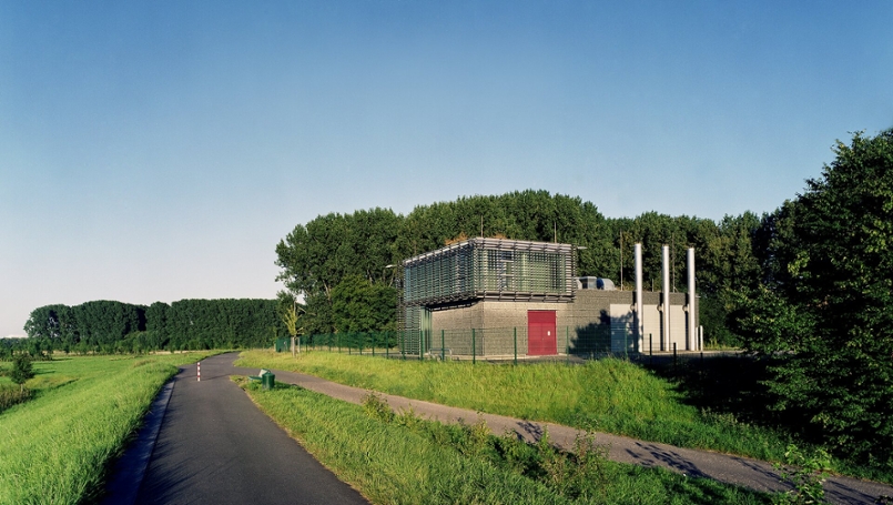 Pumpwerk Werthweg, links verläuft der Deich, im Hintergrund sind Bäume