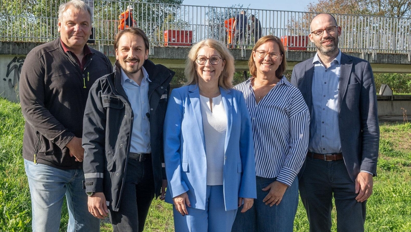 Fünf Personen stehen nebeneinander für ein Gruppenfoto.