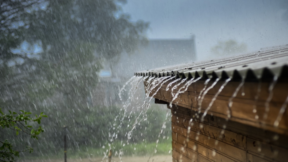 Regenwasser fließt von einem Dach