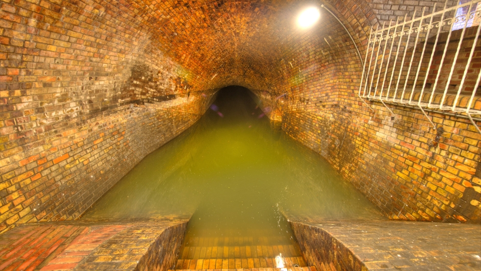 Mit Wasser gefüllten Ablaufkanal im Kronleuchtersaal