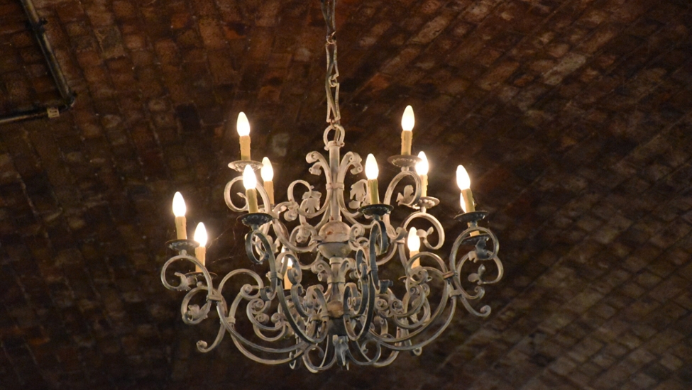 Leuchtender Kronleuchter im Kronleuchtersaal