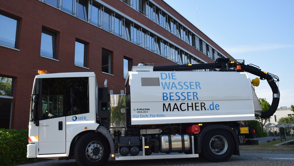 Ein Saugfahrzeug vor einem Verwaltungsgebäude der StEB Köln in Merheim