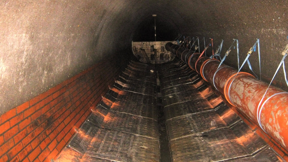 Wärmetauscher für Wärmegewinnung aus dem Abwasser in einem großen Kanal. Mit der gewonnenen Wärme wird eine Schule beheizt.