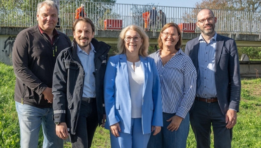 Fünf Personen stehen nebeneinander für ein Gruppenfoto.