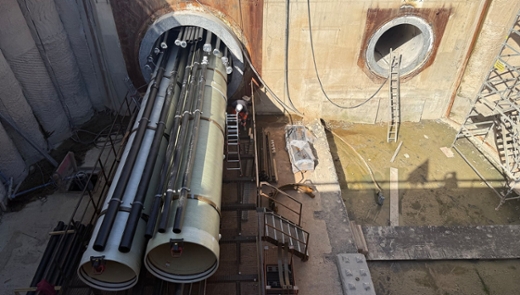 Die Baugrube des Dükers auf Stammheimer Seite. In die große Tunnelröhre werden viele kleinere Leerrohre eingezogen.