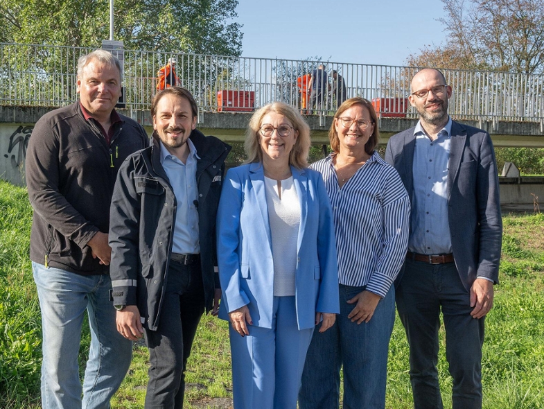 Fünf Personen stehen nebeneinander für ein Gruppenfoto.