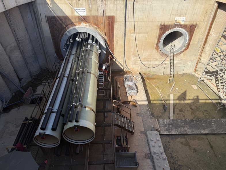 Die Baugrube des Dükers auf Stammheimer Seite. In die große Tunnelröhre werden viele kleinere Leerrohre eingezogen.
