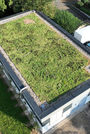 Luftbild des Pumpwerks Adlerstraße. Blick auf das begrünte Dach des Pumpwerks.