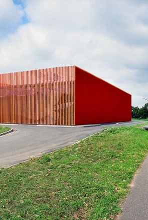 Blick auf das Pumpwerk Kuhlenweg mit orangen Fassadenelementen