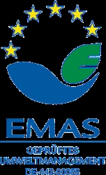 Zertifikat EMAS mit Aufschrift ‚Geprüftes Umweltmanagement DE-142-00058‘, verziert mit dunkelblauem Tropfen, grünem Blatt und sechs gelben Sternen