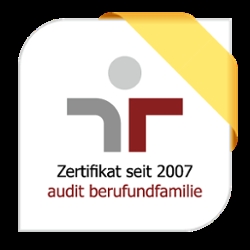 Zertifikat audit berufundfamilie mit Aufschrift ‚Zertifikat seit 2007‘, roter und grauer Bogen, grauer Punkt und gelbe Binde am oberen rechten Rand