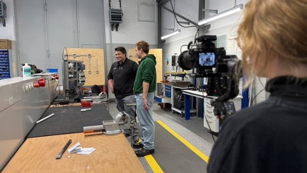 Ein Kamerateam begleitet einen Auszubildenden zum Elektroniker für Betriebstechnik bei seiner Arbeit auf dem Klärwerk.