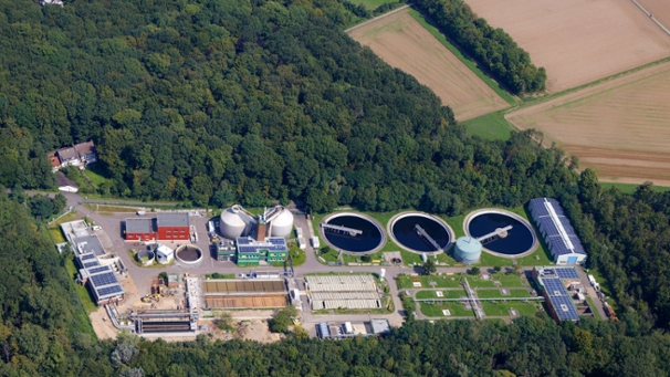 Blick aus der Luft auf verschiedene Anlagen des Klärwerks Rodenkirchen