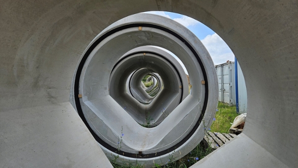 Viele Rohrelemente hintereinander. Sie liegen auf der Baustelle und werden demnächst verbaut.