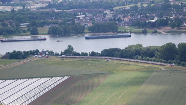 Luftaufnahme vom Retentionsraum Langel Niederkassel. Es sind Felder und die Absperrelemente im Deich zu sehen.