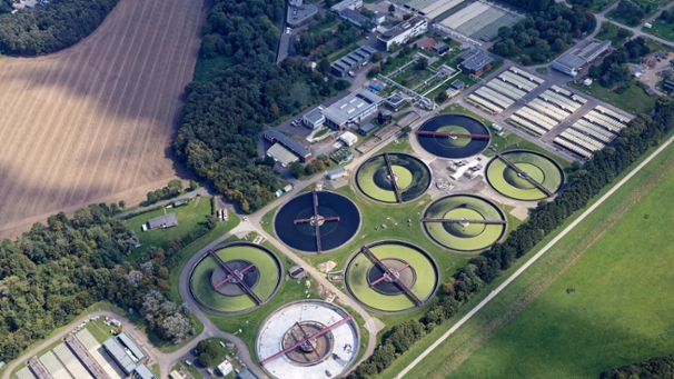 Luftbild mit verschiedenen Anlagen des Großklärwerks Stammheim