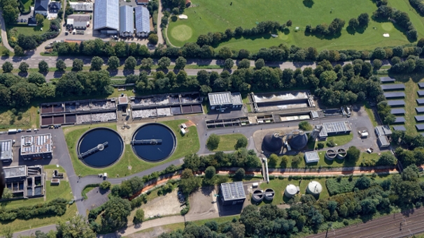 Blick aus der Luft auf verschiedene Anlagen des Klärwerks Weiden