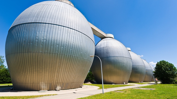 Fünf Faultürme auf dem Großklärwerk in Stammheim bei strahlend blauem Himmel