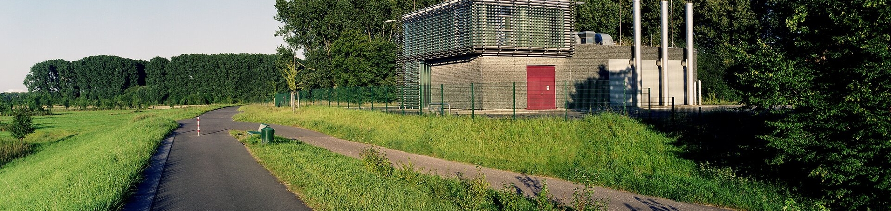 Pumpwerk Werthweg, links verläuft der Deich, im Hintergrund sind Bäume