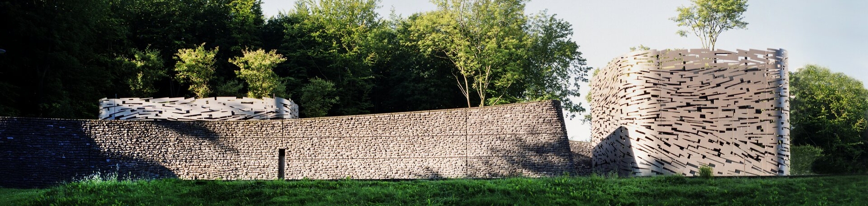 Pumpwerk Uferstraße, im Hintergrund stehen Bäume.