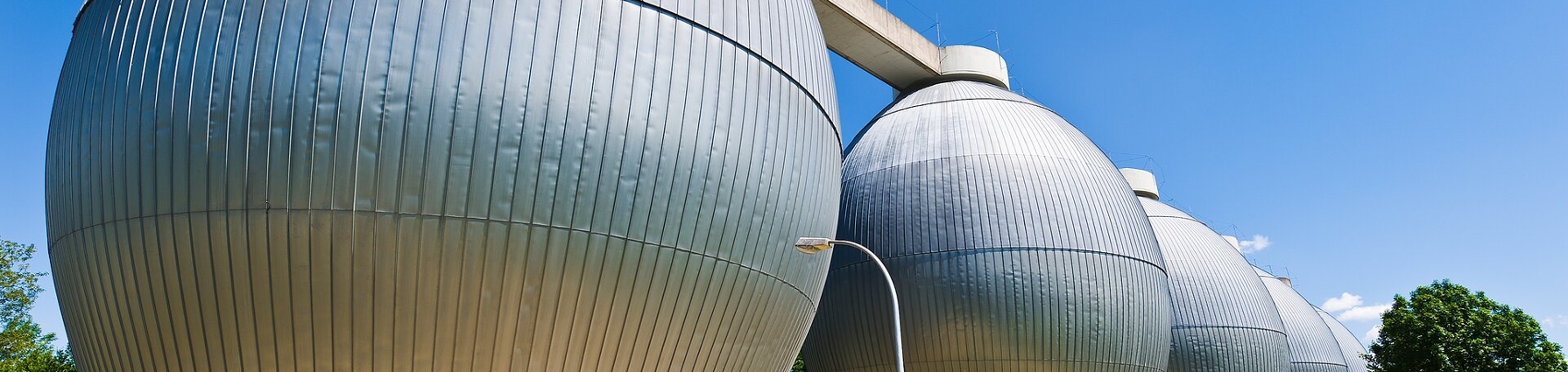 Fünf Faultürme auf dem Großklärwerk in Stammheim bei strahlend blauem Himmel