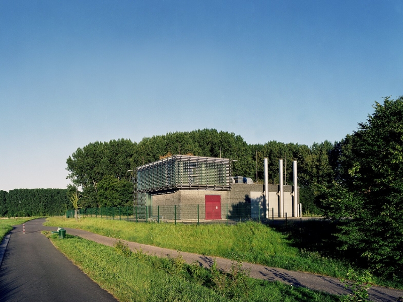 Pumpwerk Werthweg, links verläuft der Deich, im Hintergrund sind Bäume