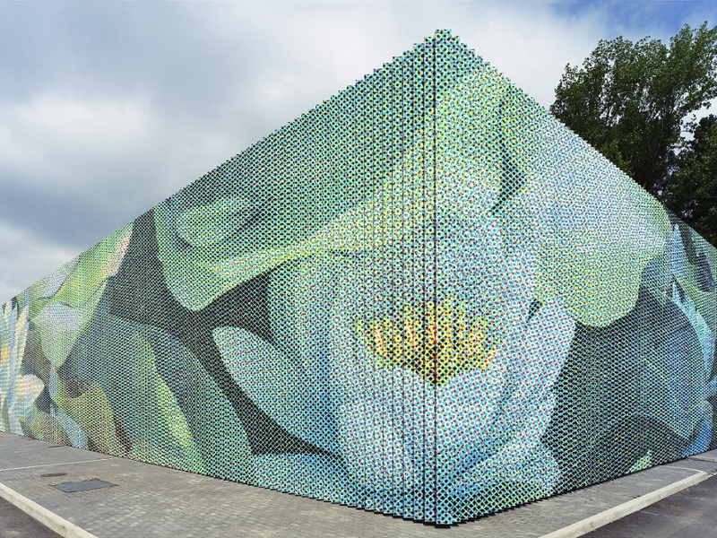 Das Pumpwerk Kuhlenweg. Aus dieser Perspektive sind Seerosen auf der Fassade zu sehen. Aus jeder Perspektive sind unterschiedliche Motive zu sehen.