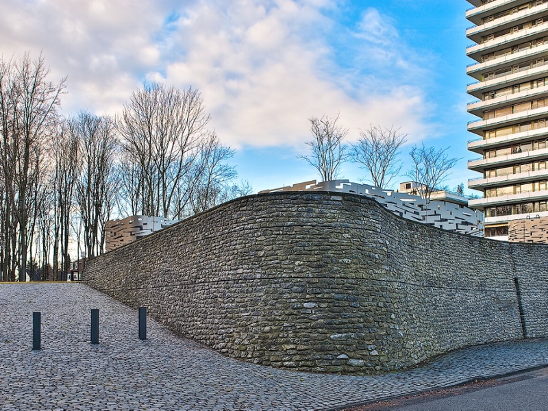 Pumpwerk Uferstraße, rechts steht ein Hochhaus