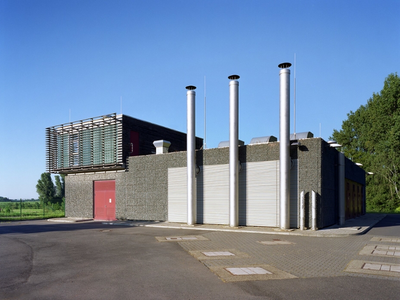 Das Pumpwerk Werthweg im Sonnenschein. Der Himmel ist blau und wolkenlos.