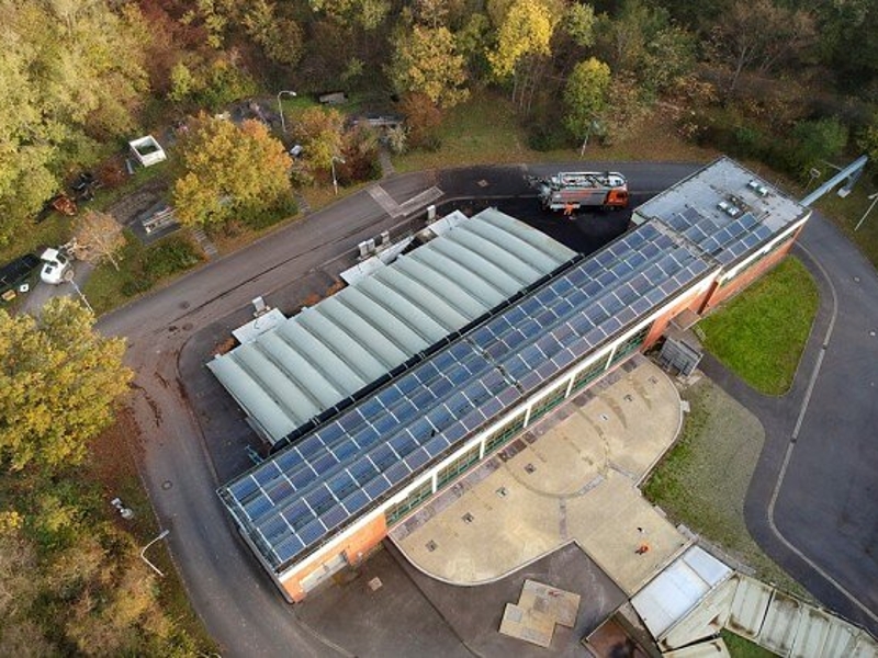 Ein Gebäude aus der Vogelperspektive auf dem Gelände des Großklärwerks in Köln-Stammheim. Auf dem Dach des Gebäudes sind Solarmodule montiert.