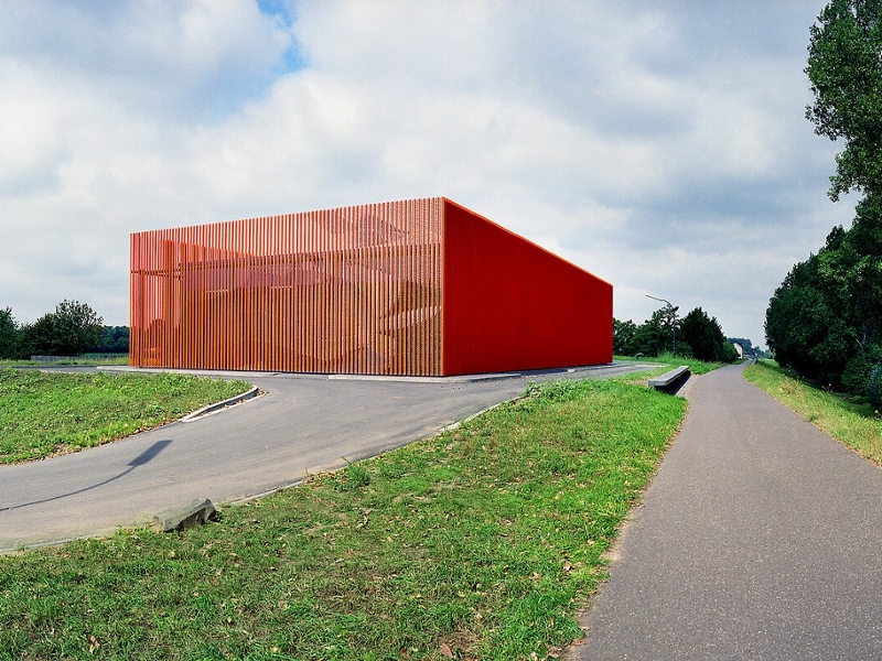 Blick auf das Pumpwerk Kuhlenweg mit orangen Fassadenelementen