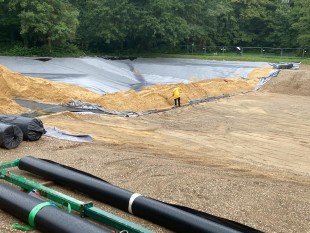 StEB Köln: Sanierung Klettenbergparkweiher – Dichtungsbahnen werden verlegt